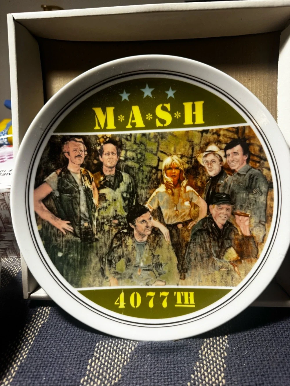 M*A*S*H 4077th Decorative Wall Plate - Olive and White brand new authentic